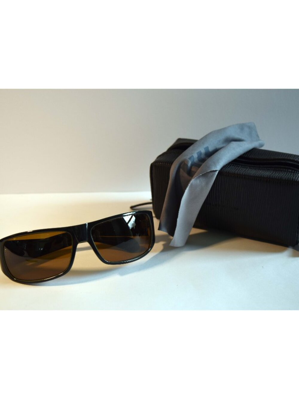 Vintage MOSLEY TRIBES Black / Brown Frames Sunglasses - Polarized Lenses - Nice!